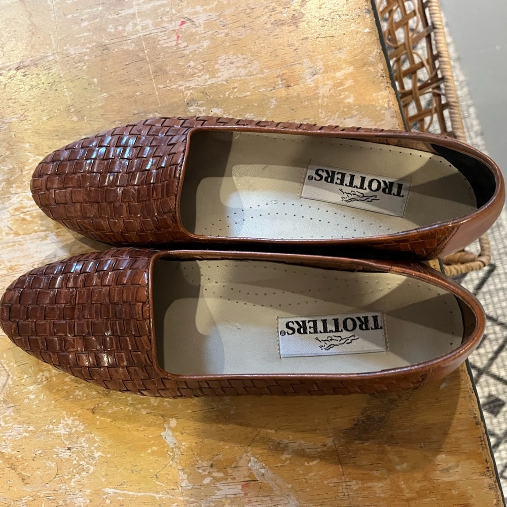 Trotters women's Brown Woven Loafers